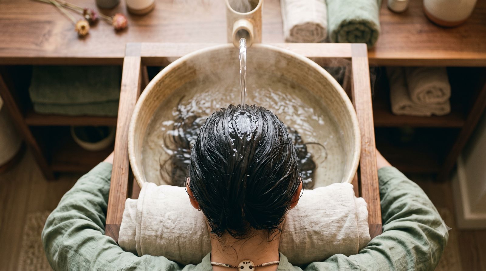 Illustration d'ambiance : bain capillaire en céramique au bec de bambou, vu du dessus